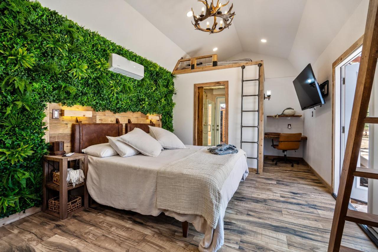 Romantic Tiny Luxury Retreat W Heated Pool, Sauna N Outdoor Shower In Wimberley 10 Acres Exteriör bild