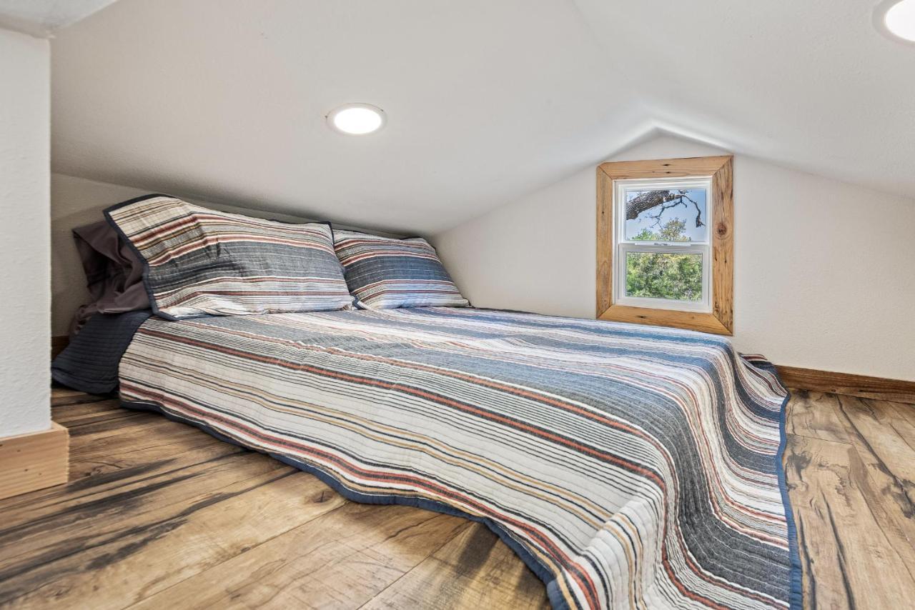 Romantic Tiny Luxury Retreat W Heated Pool, Sauna N Outdoor Shower In Wimberley 10 Acres Exteriör bild
